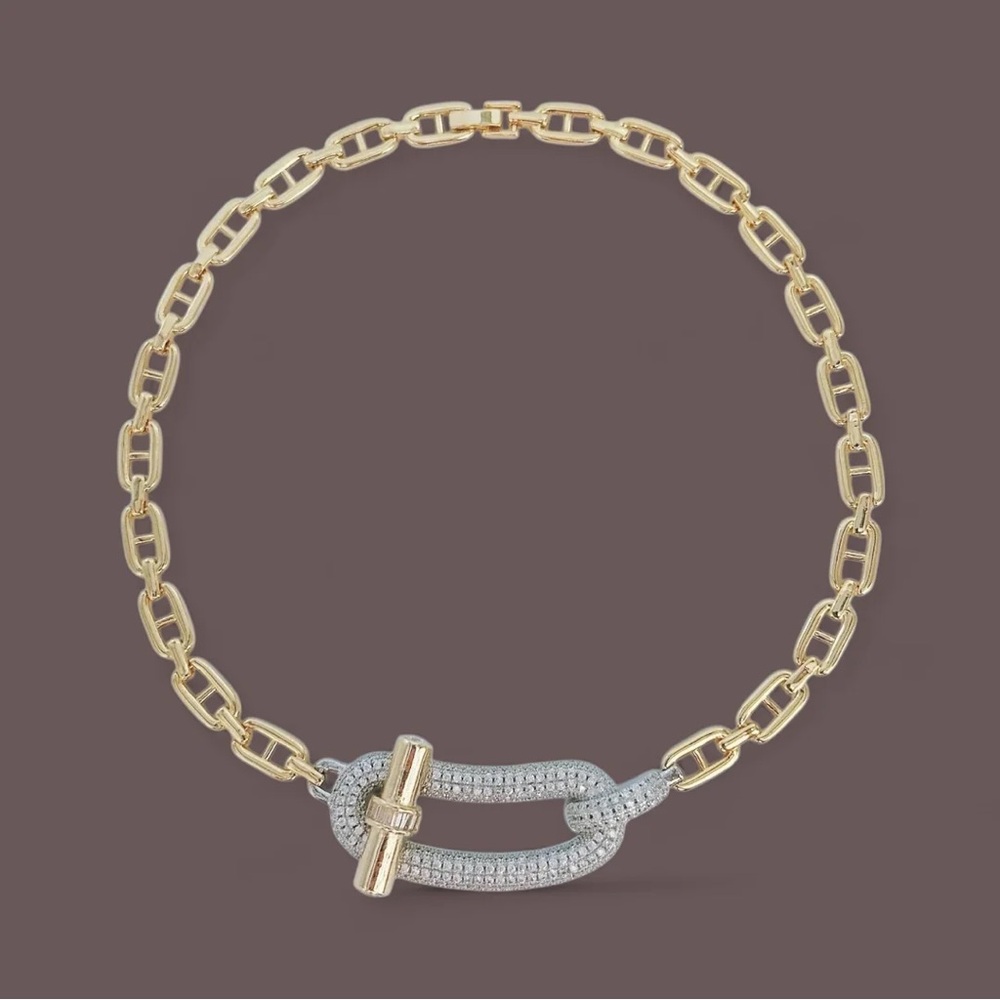Elegant Gold and Crystal Necklace